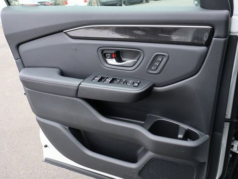 Certified 2025 Honda Pilot Elite image 33