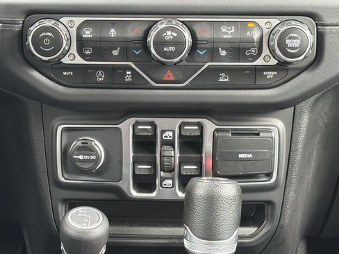 Used 2025 Jeep Wrangler Unlimited Sahara AWD/4WD image 4