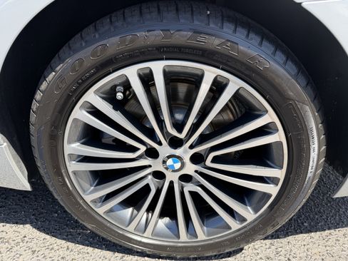 Used 2019 BMW 530i w/ Convenience Package RWD image 9