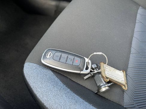 Used 2025 Nissan Versa SV FWD image 20