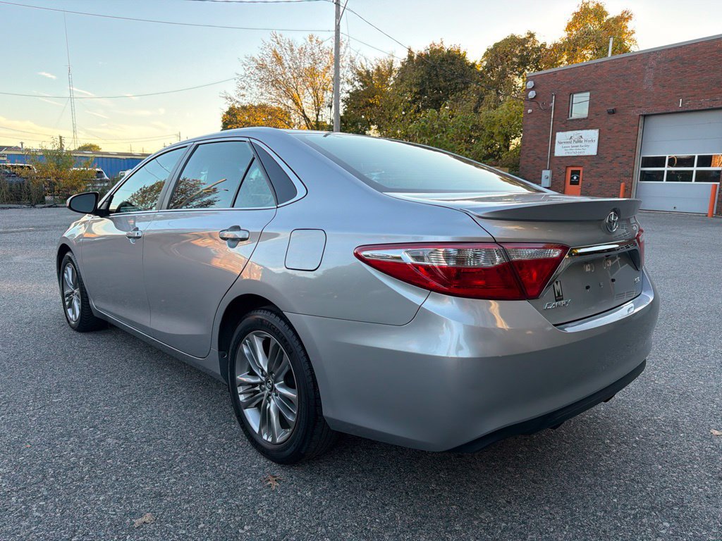 Used 2017 Toyota Camry SE w/ Moonroof Package FWD image 4