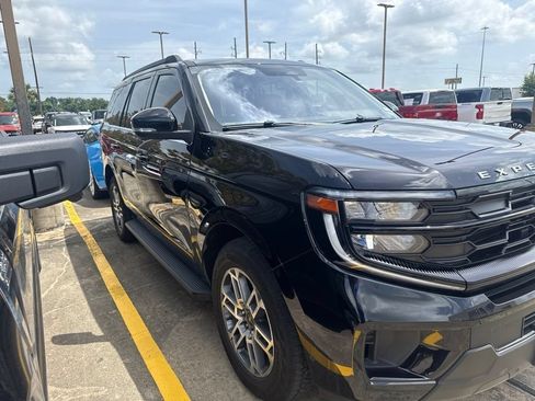 Used 2025 Ford Expedition Active AWD/4WD image 3