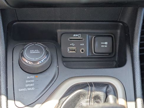 Used 2017 Jeep Cherokee Latitude w/ Safety/Convenience Group AWD/4WD image 21