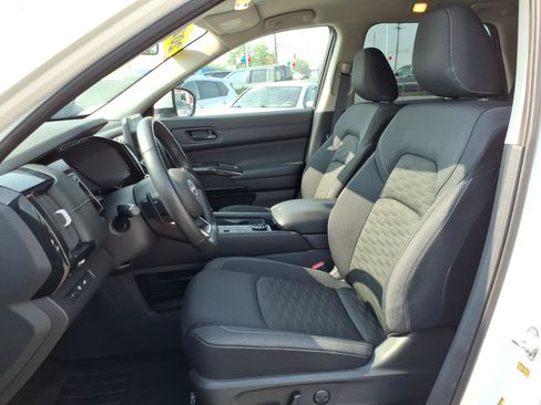 Used 2025 Nissan Pathfinder SV AWD/4WD image 17