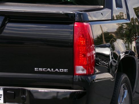 Used 2013 Cadillac Escalade EXT Luxury AWD/4WD image 16