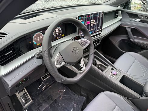 New 2026 Volkswagen Tiguan SE R-Line FWD image 12