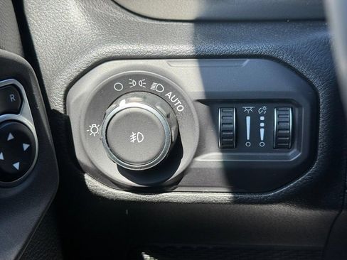 Used 2018 Jeep Wrangler Unlimited Sahara w/ Dual Top Group AWD/4WD image 19
