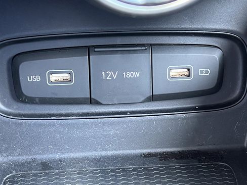 Used 2022 Hyundai Venue SEL image 21