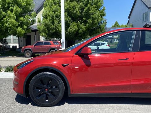 Used 2023 Tesla Model Y Long Range AWD/4WD image 2