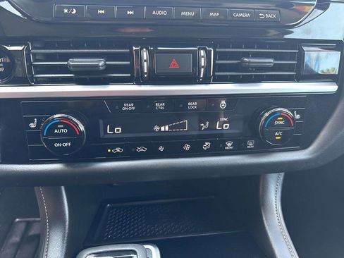 Used 2025 Nissan Pathfinder SL AWD/4WD image 13