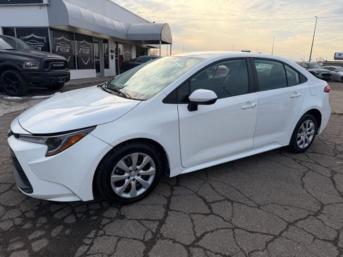 Used 2023 Toyota Corolla LE image 2