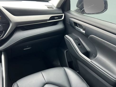 Used 2023 Toyota Highlander XLE FWD image 13