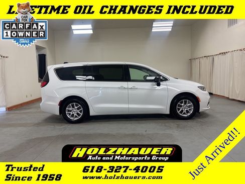 Used 2024 Chrysler Pacifica Touring-L image 1