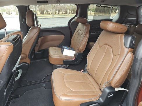 Used 2018 Chrysler Pacifica Limited w/ Tire & Wheel Group image 18