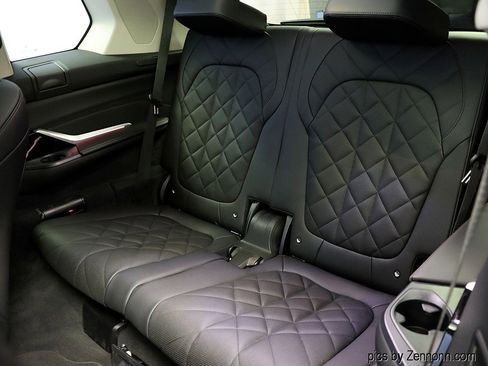 Used 2025 BMW X7 xDrive40i w/ Premium Package image 13