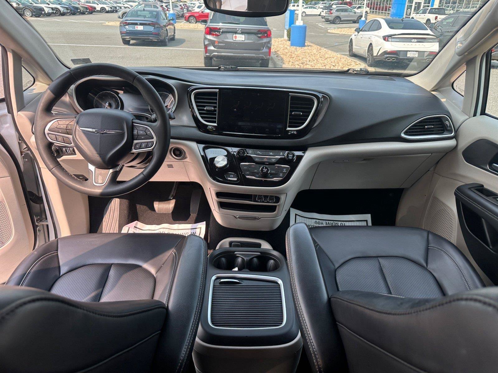 Used 2023 Chrysler Pacifica Touring-L FWD image 29