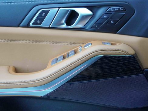 Used 2025 BMW X7 xDrive40i w/ M Sport Package image 15