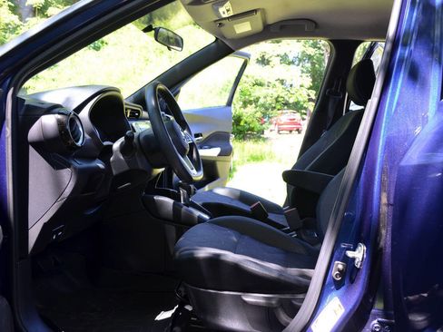 Used 2019 Nissan Kicks SV image 10