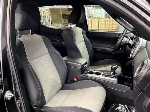 Used 2022 Toyota Tacoma TRD Sport w/ Technology Package image 8