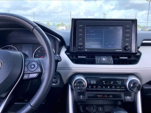 Used 2021 Toyota RAV4 XLE Premium image 7