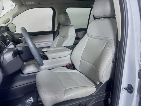 Used 2025 Ford Expedition Active RWD image 11