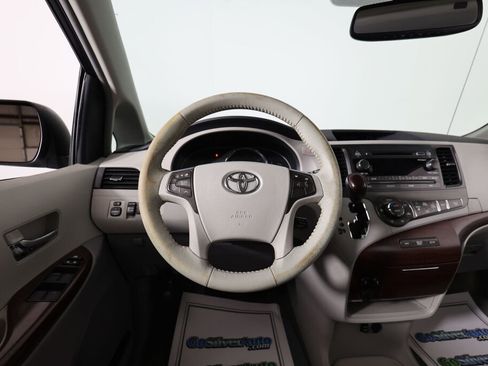 Used 2011 Toyota Sienna XLE FWD image 27