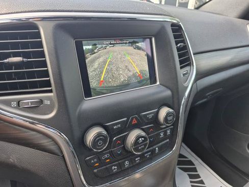 Used 2020 Jeep Grand Cherokee Laredo AWD/4WD image 17