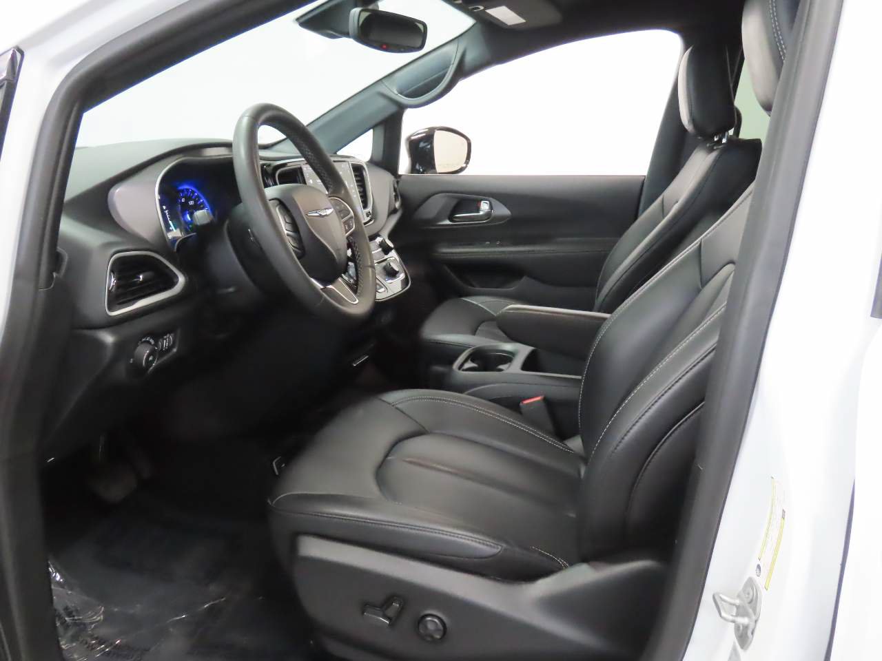 Used 2025 Chrysler Pacifica Select FWD image 14