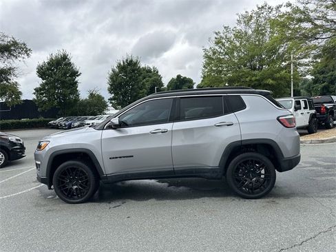 Used 2018 Jeep Compass Limited w/ Navigation Group image 2