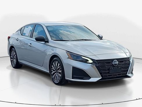 Used 2024 Nissan Altima 2.5 SV image 2