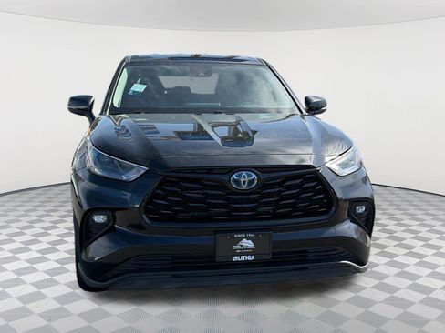 Used 2024 Toyota Highlander LE image 2