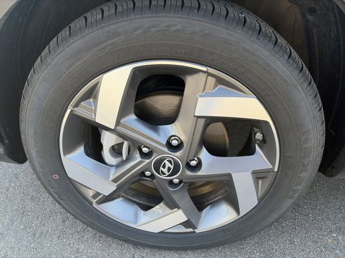 Certified 2025 Hyundai Venue Limited FWD image 26