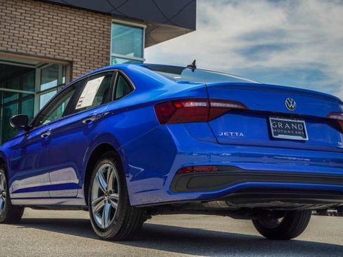 Used 2024 Volkswagen Jetta SE FWD image 9
