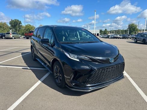 Used 2025 Toyota Sienna XSE AWD/4WD image 3