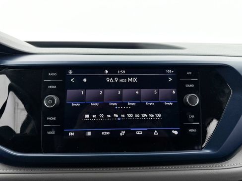 Used 2024 Volkswagen Taos SE FWD image 4