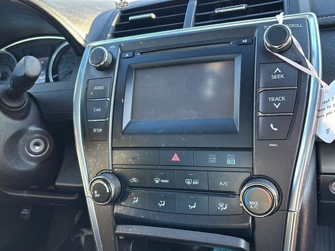 Used 2016 Toyota Camry SE image 4