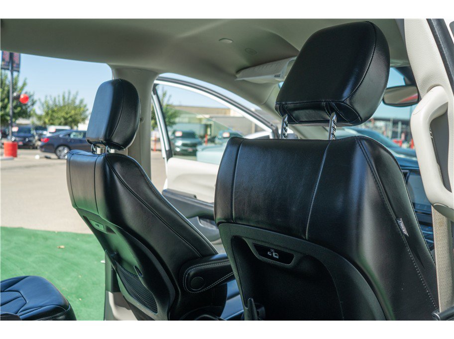 Used 2023 Chrysler Pacifica Touring-L FWD image 37