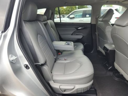 Used 2022 Toyota Highlander XLE AWD/4WD image 23