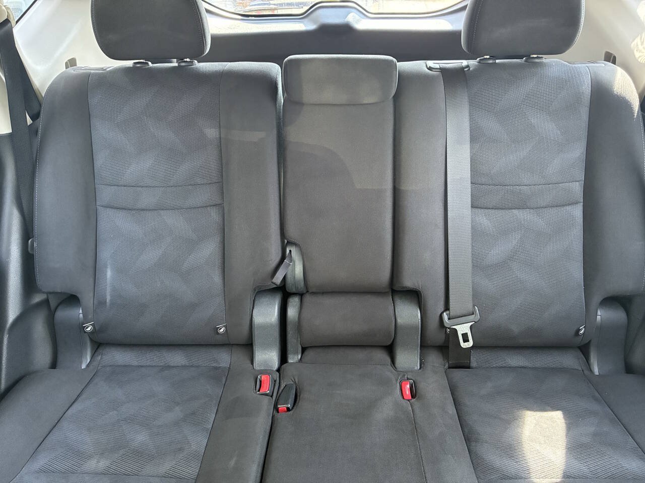 Used 2015 Nissan Rogue S FWD image 17
