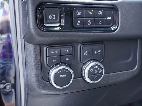 Used 2025 GMC Yukon AT4 AWD/4WD image 18