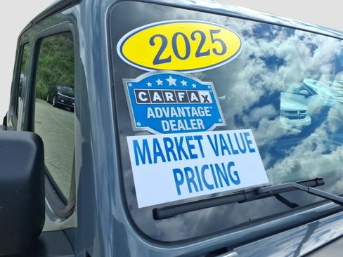 Used 2025 Jeep Wrangler Unlimited Rubicon AWD/4WD image 9