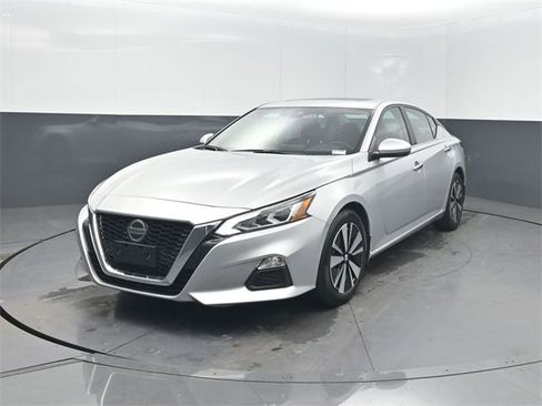 Used 2022 Nissan Altima 2.5 SV w/ SV Premium Package image 1