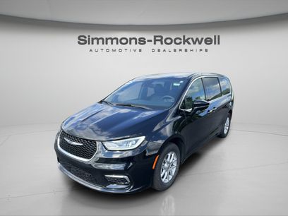 Used 2025 Chrysler Pacifica Select