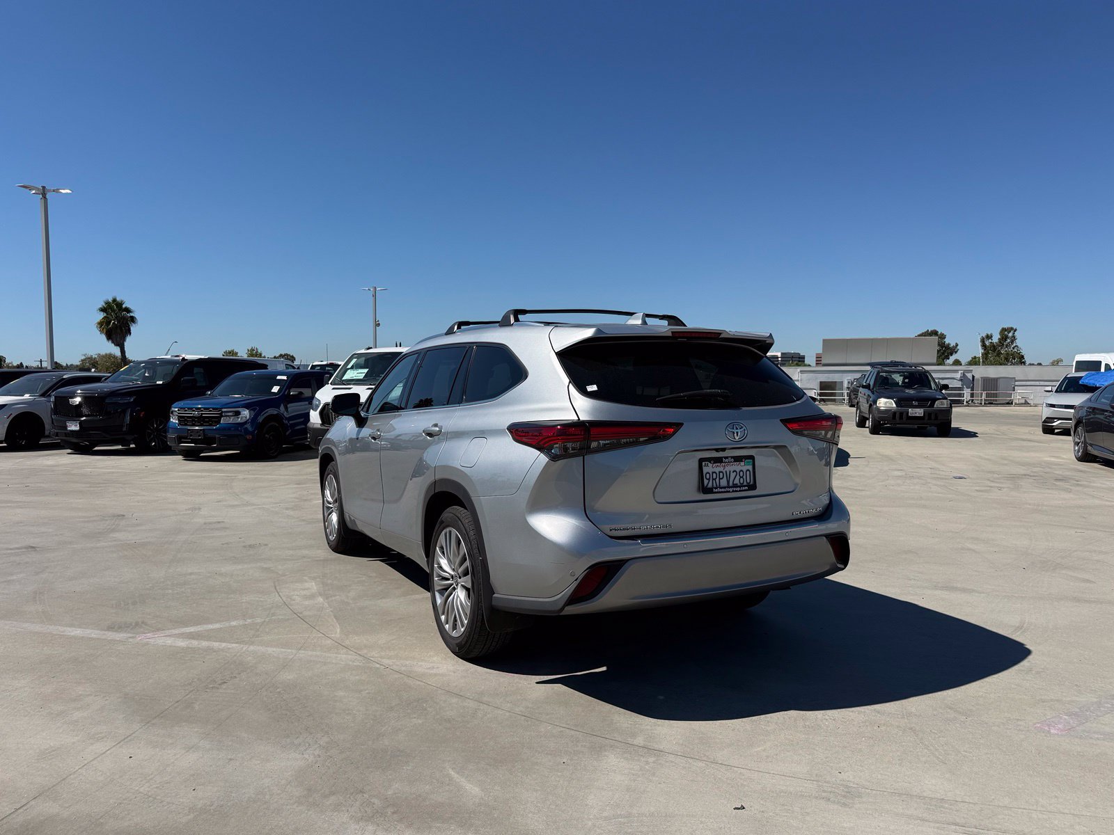 Used 2023 Toyota Highlander Platinum FWD image 2
