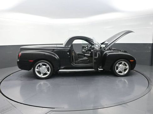Used 2004 Chevrolet SSR w/ Preferred Equipment Group RWD image 42