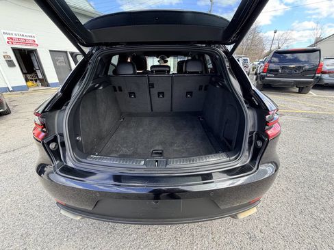 Used 2018 Porsche Macan Base AWD 4dr SUV image 37