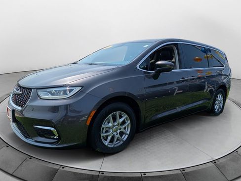 Used 2023 Chrysler Pacifica Touring-L FWD image 7