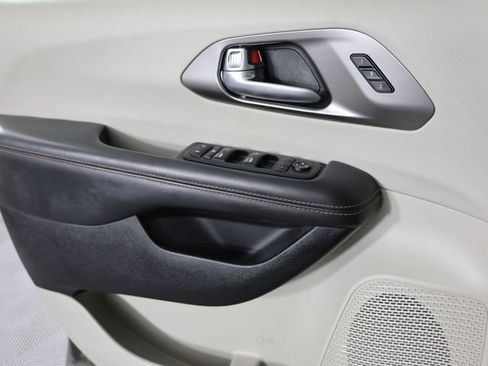 Used 2020 Chrysler Pacifica Touring-L Plus image 14