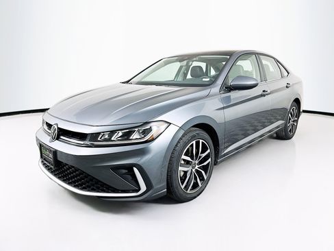 Used 2025 Volkswagen Jetta SE image 3