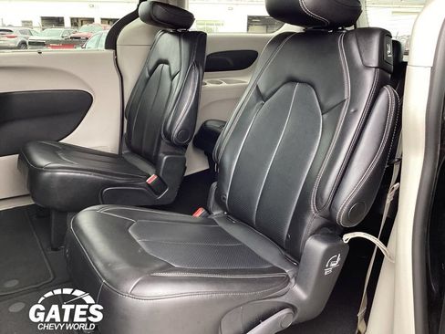 Used 2024 Chrysler Pacifica Touring-L FWD image 15